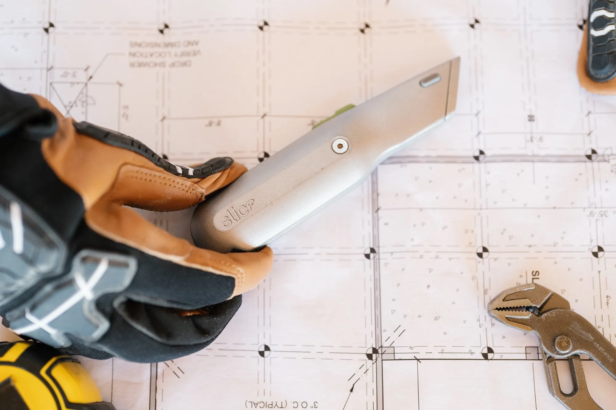 Auto-Retractable Metal-Handle Utility Knife